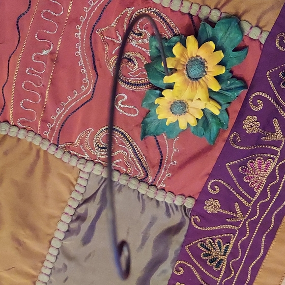 Bee hive with flowery holder - Picture 7 of 9